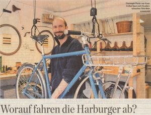 Titelbild aus dem Hamburger Abendblatt. Zu sehen ist Christoph Florin in der Fahrradwerkstatt der KreativRad Fahrradmanufaktur.