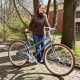 Stahlrahmen Fahrrad von KreativRad in Taubenblau mit brauenem Sattel, braunen Schwalbe Reifen und braunen Ledergriffen.